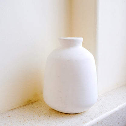 Vaas Witte kleine ronde decoratieve vaas voor gedroogde of verse bloemen, handgegoten uit klei met BAWA
